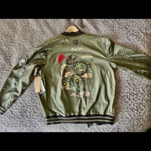 Olive green light great feel and amazing to detail design of the old style.